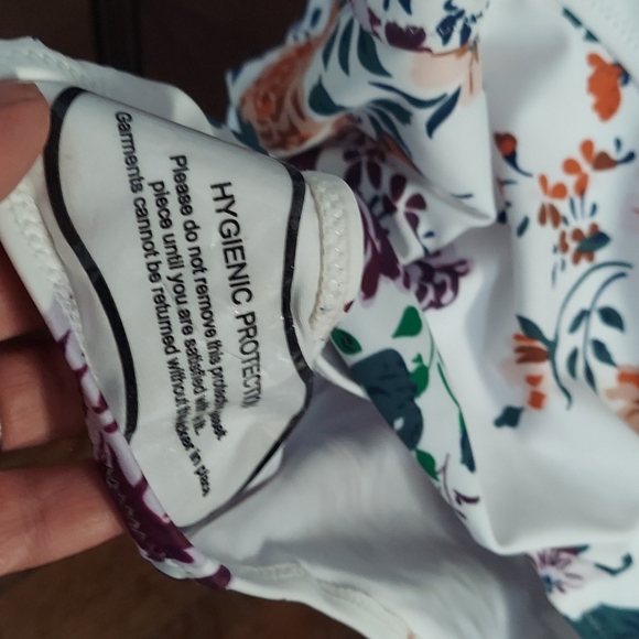 CUPSHE WHITE FLORAL ONE PIECE - Picture 3 of 5